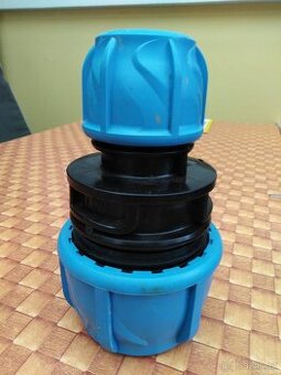PE Spojka redukovaná 40 mm x 63 mm - Svěrná spojka na polyet - 1