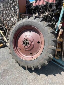 Traktorová záběrová pneumatika na traktorbagr Belarus