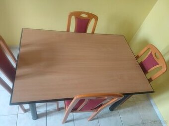 Jídelní stůl a 4 židle