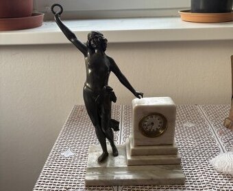 Hodiny s figurální soškou