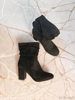 Kotnikove semišové boty 39