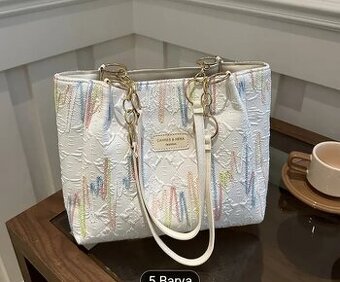 Kabelka s barevnou nití