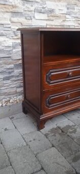 Menší dřevěná stylová komoda