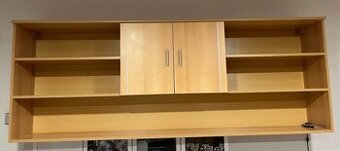 Dřevěná nástěnná skříň