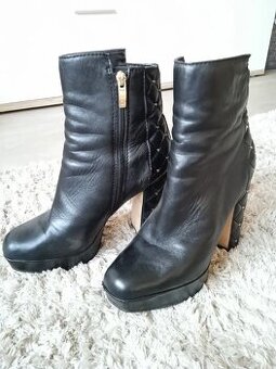 Černé polokozačky zn Guess, vel. 38