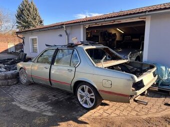 BMW E23 karoserie na kolech + díly