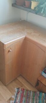 Rohová dřevěná skříňka