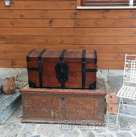 Velká starožitná kočárová truhla cestovni kufr