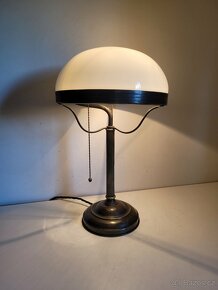 secesní mosazná lampa, lampička, bankéřka, bílé stínidlo - 1