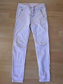 světle růžové džínsy italská móda