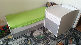 Dětská postýlka s přebalovacím pultem
