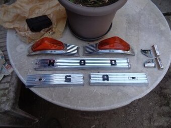 Škoda 1000MB MBX nová lišta předni klapačky + blinkry origin