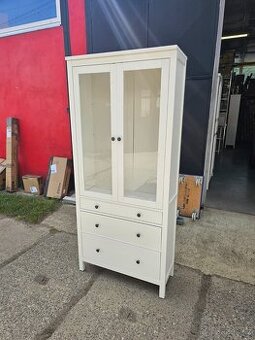 HEMNES VITRÍNA