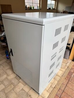 Skříň (rack) na technologii fotovoltaiky