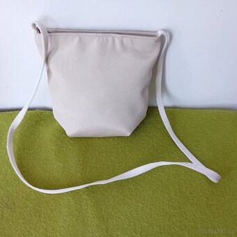 dámská kabelka  nová  23 x 21cm