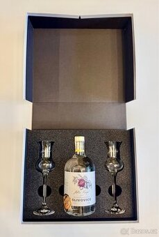 Vánoční balení: prvotřídní slivovice 47 % + skleničky