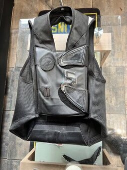 Závodní airbagová vesta Helite e-GP Air