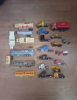 Sada kovových a plastových modelů nákladních aut – 26 kusů