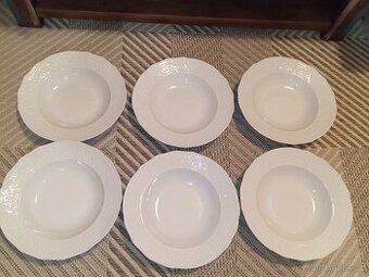 Bílé porcelánové hluboké talíře se vzorem