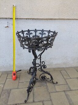 Stojan na květinu starožitný kovaný