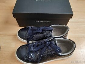 TOMMY HILFIGER lakované tenisky vel. 37