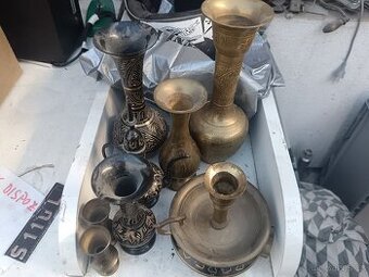 Mosazné vázy, nádoby, popelník z Indie