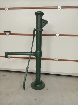 Historická ruční pumpa na vodu funkční