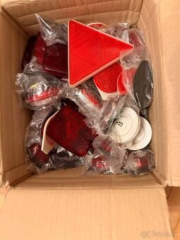 Mix odrazek a krytek světel – nová nepoužitá , cca 50 ks