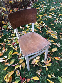Starožitné dřevěné židle.