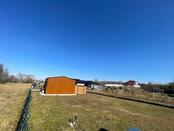 Pozemek s chatou 586m2 na okraji obce