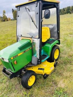 Vzácný zahradní traktor John Deere 285 s kabinou a radlicí –