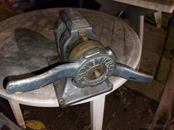 Starý lis, stroj A.M.Erichsen na zkoušení barev.