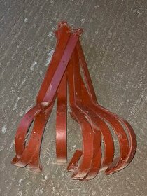 Lakované háky na okap