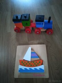 Dřevěný vláček a loď