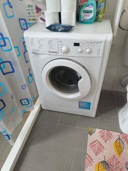 Pračka značky INDESIT