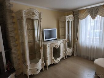 Prodám zámeckou sestavu – vitríny + komoda