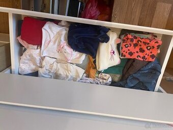 Hromada oblečení miminko