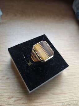 Zlatý prsten s tygřím okem