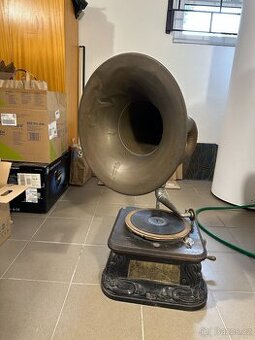Starožitný mechanický gramofon s velkou troubou