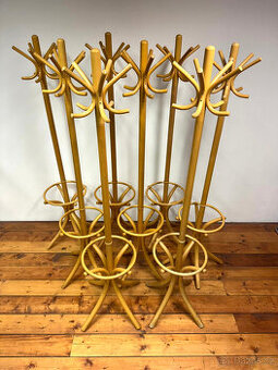 Zánovní věšáky TON - k dispozici je 6 kusů