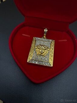 Pozlacený krásný zlatý přívěšek styl Versace