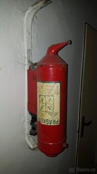 Starý hasicí přístroj THZ Práškový