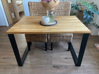 Prodám jídelní stůl s masivní deskou