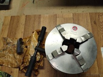 Univerzální sklíčidlo čtyř čelisťové