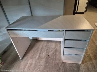 Moderní bílý psací stůl se zásuvkami