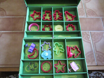 Pěkná dětská vykrajovátka a razítka v krabičce v šuplíčkách