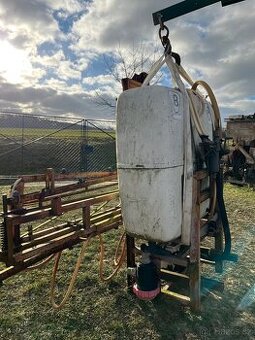 Nesený postřikovač