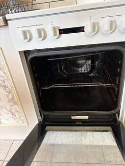 Elektrický sporák Mora sklokeramika