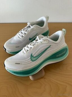 Běžecké tenisky Nike Vomero Plus 18 Vel. 38,5 EU