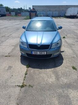 Osobní automobil Škoda Octavia a 3x mobilní telefon